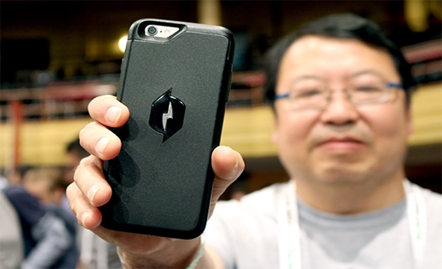 new-iphone-case-charges-your-phone-battery-without-being-plugged-in-02
