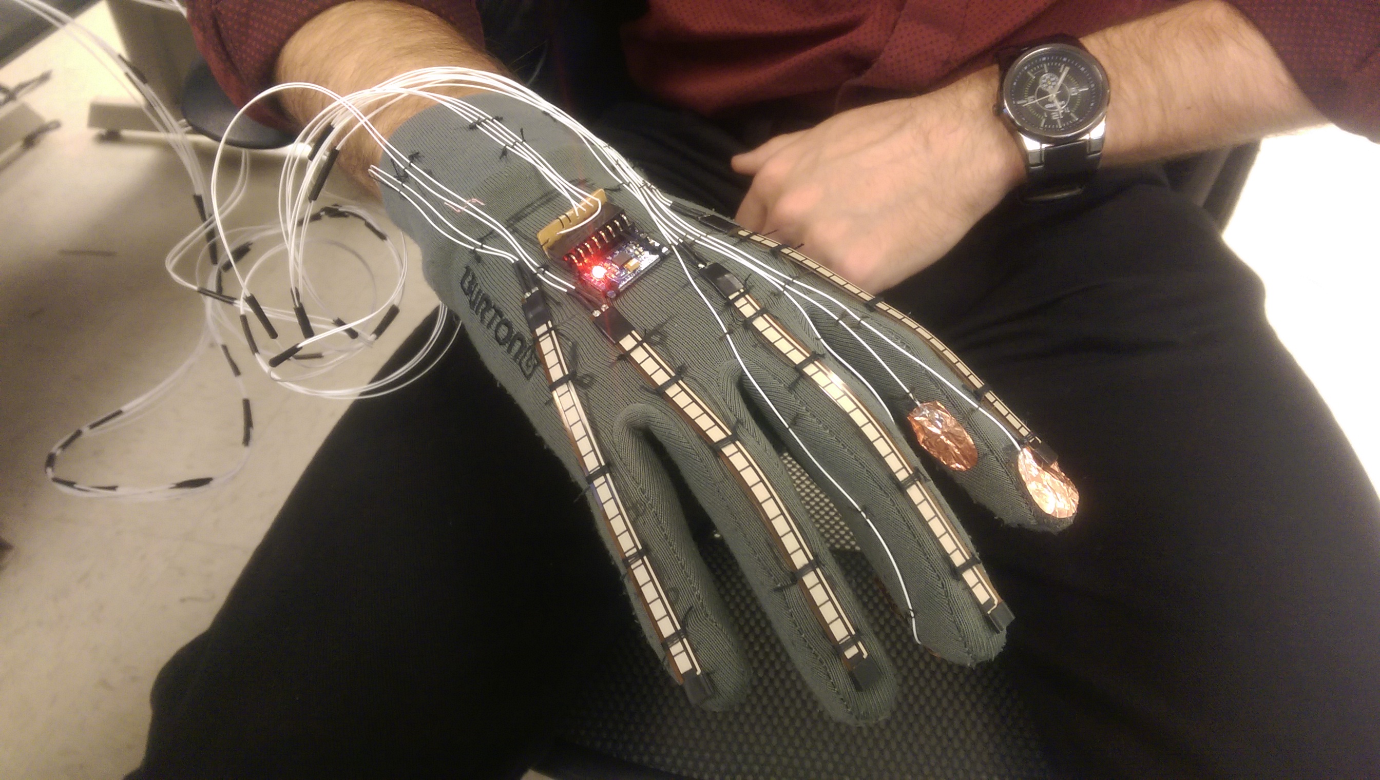 futuristic-smart-glove-can-translate-sign-language-into-text-and-speech-5